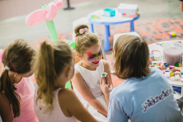 Online elvégezhető babysitter tanfolyam: www.bebiszitter-tanfolyam.hu.